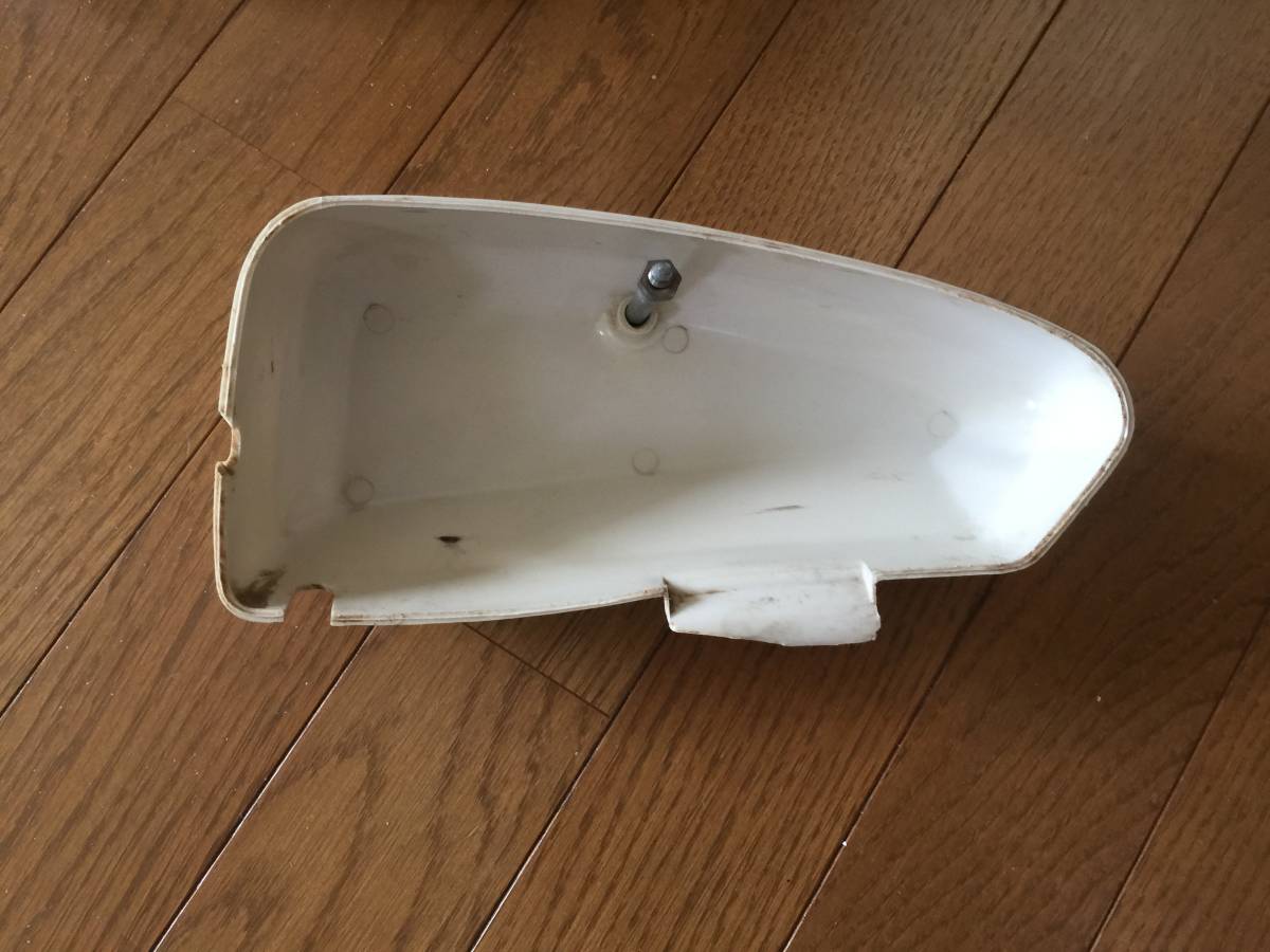 スポーツカブ ホンダC110 サイドカバー（オリジナルカラー TW200&frasl;225｜K＆H 右サイドカバー センター スポーツカブ・サイドカバー右・エアークリーナーカバー・ラッチ付き★C110・C115