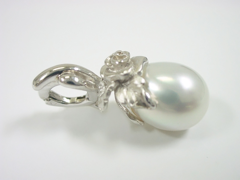 良品クラシック白瑪瑙薔薇彫りペンダントトップ☓デザブレ☓ハンドメイド1点物 SILVER シルバー製 薔薇デザイン 白蝶真珠 ペンダントトップ