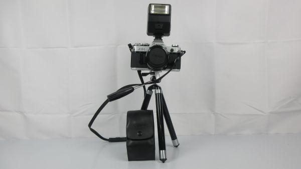 H11-81【中古/初期動作確認済み】キャノン Canon AE-1 一眼レフカメラ、ストロボ 155A 、三脚 ３点セット レトロ