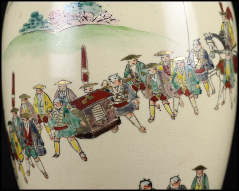 薩摩焼 丸十字家紋 沈寿官 在銘 金彩色絵 楼閣風景文 大名行列図花瓶