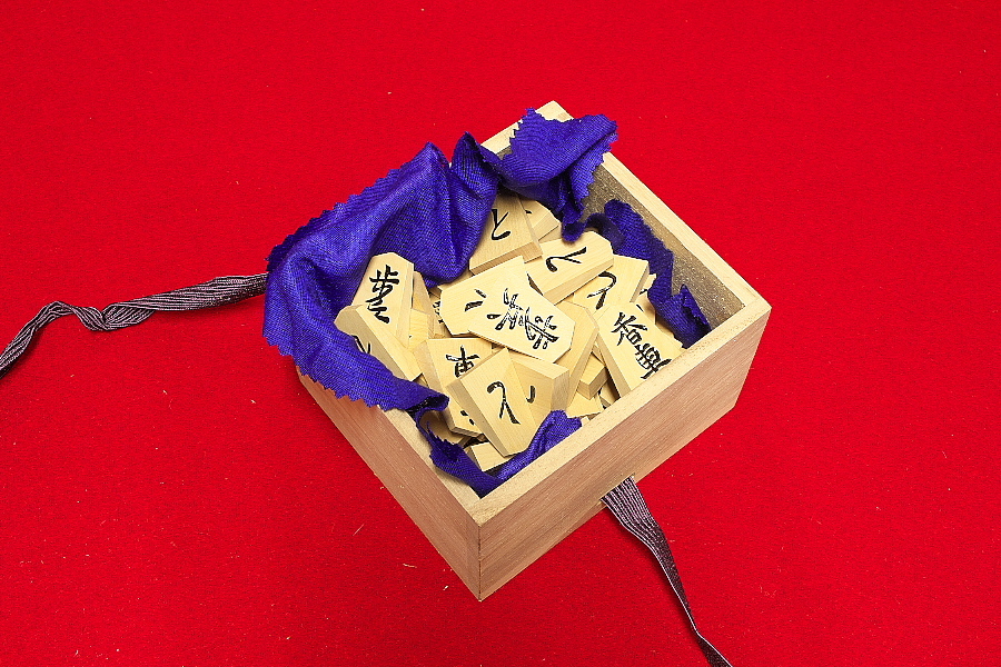 将棋駒 【山上作】 黄楊 上彫 駒箱 木製 銘入り 余り歩あり 41枚 つげ ツゲ 美品 天童特産 昇級祝い 昇段祝い 本格 新品同様 元箱あり
