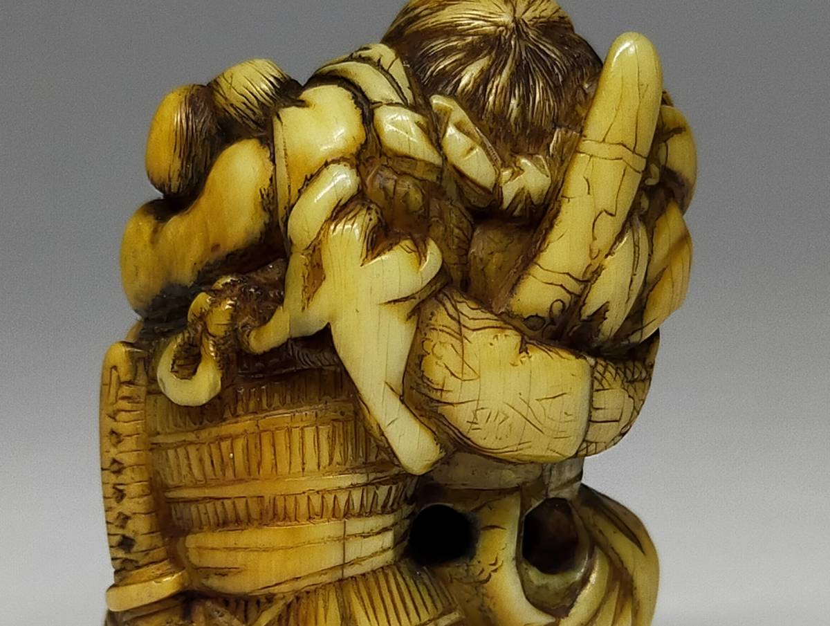 在銘　光秀　桃人物図根付　提げ物　留め具　 netsuke　装身具　牙彫 在銘 光秀 桃人物図根付 提げ物 留め具 netsuke 装身具 牙彫