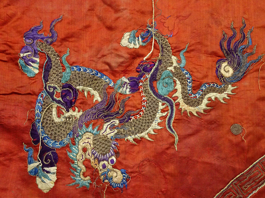 緑屋*a□ 中国古玩 古刺繍 赤地金絲 龍紋 古裂 刺繍裂 幅約144cm 中国