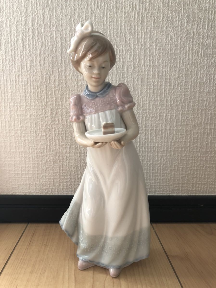 超激得，送料無料 リヤドロ ハッピーバースデー 5429 少女とケーキ 誕生日 20.5cm フィギュリン 人形 フィギュア スペイン 陶器 LLADRO(リヤドロ)｜売買されたオークション情報、yahooの商品情報をアーカイブ公開 - リヤドロ