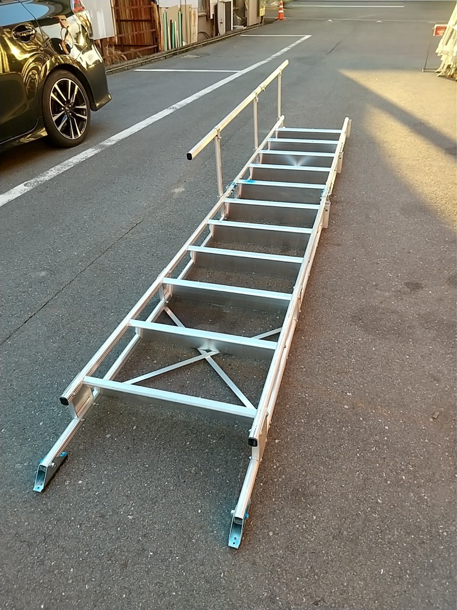人気SALE，品質保証 引取限定 品 手すり付き折りたたみ仮設階段 3.8m 幅60cm ITGCZEWHG50C(工事用材料)｜売買されたオークション情報、yahooの商品情報をアーカイブ公開 - オークファン 工事用材料
