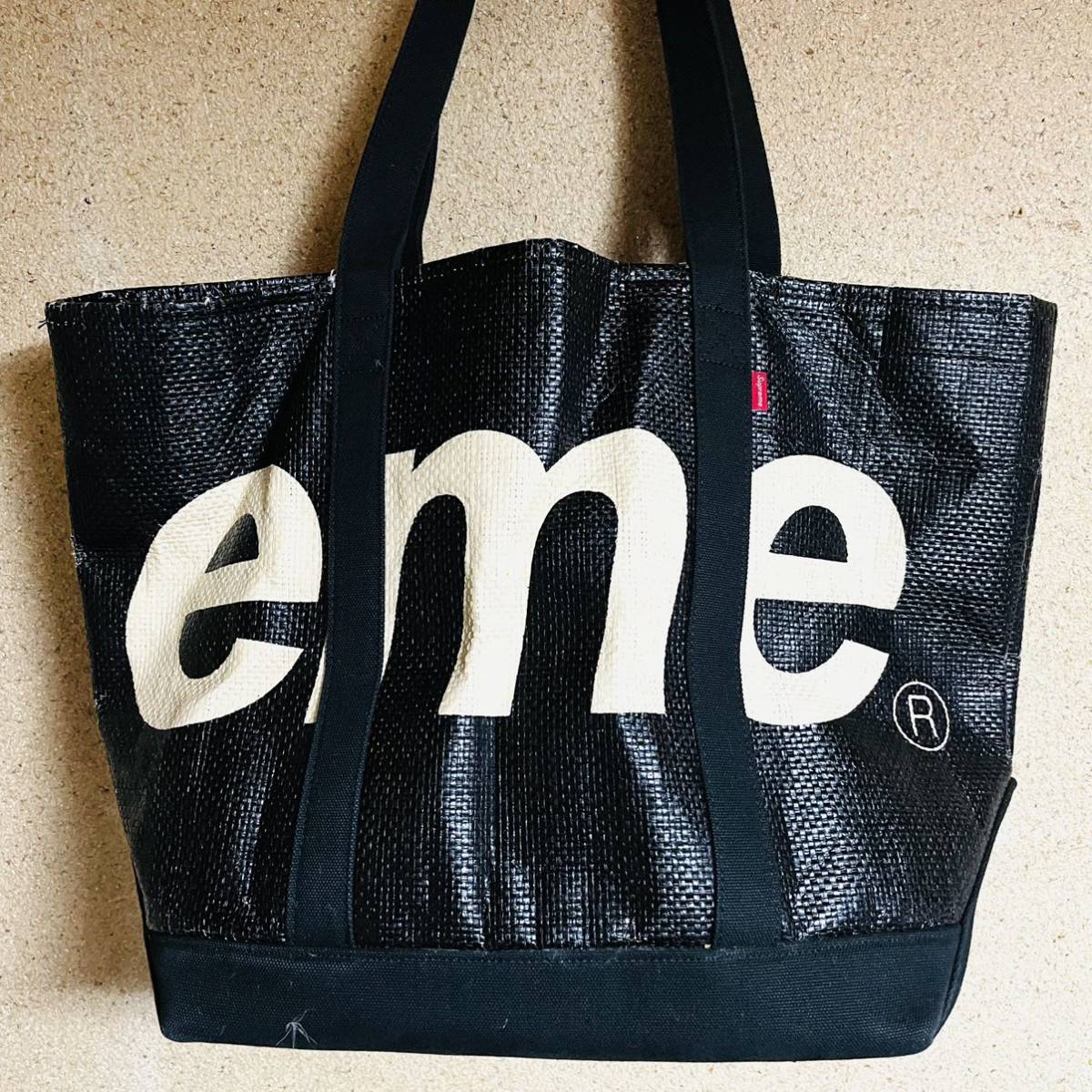 Supreme Raffia Tote Bag Black White 20ss 黒 白 ラフィア トート バッグ ビッグロゴ デカロゴ Supreme Raffia Tote Buy Novelship 0
