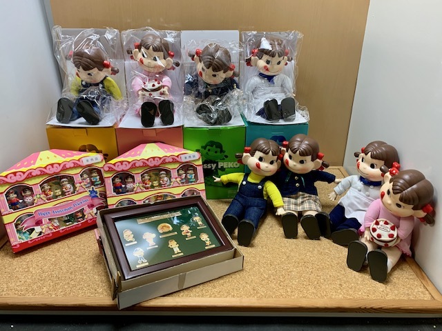 最新作，低価 不二家ペコちゃん人形 おすわりペコちゃん ハッピー記念日 ピンズセット いろいろ まとめて 現状出品(ペコちゃん)｜売買されたオークション情報、yahooの商品情報をアーカイブ公開 - オーク ペコちゃん