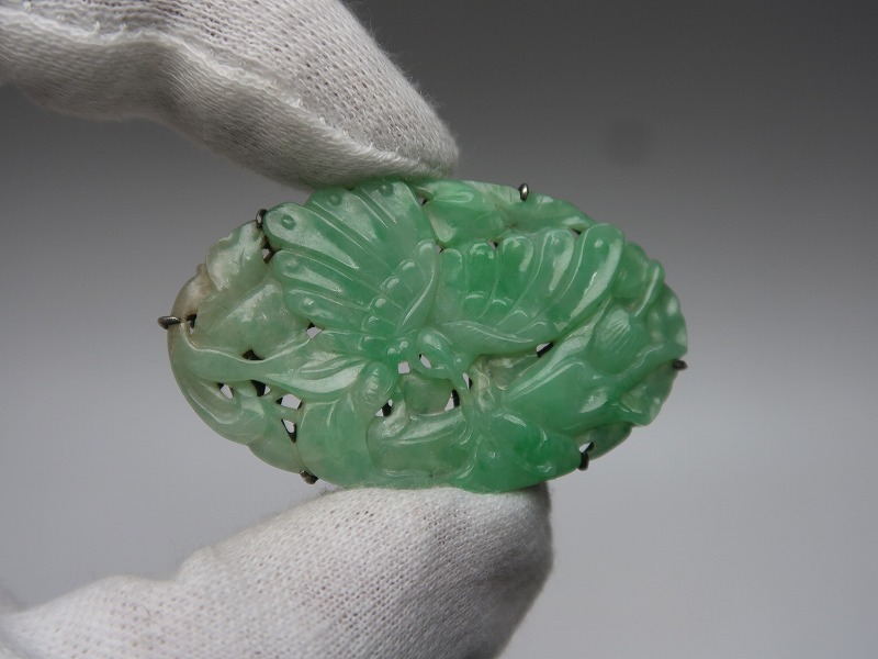 集】020905本翡翠帯留 花草蝶文彫刻 銀金具 和装小道具 帯留め 花 蝶 [