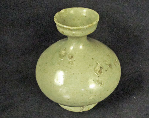 高麗青磁　小壺　油壺　韓国　朝鮮　高さ8cm R1391ダM 朝鮮高麗期 高麗青磁 高台が高い 油壺 小壺 酒器 徳利 検 朝鮮陶磁李朝