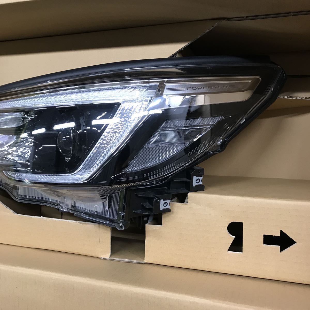 スバル　フォレスター　SK9 SKE 純正 LED ヘッドライト フォレスター LED 純正 左右 ライト 美品⁄破損無し