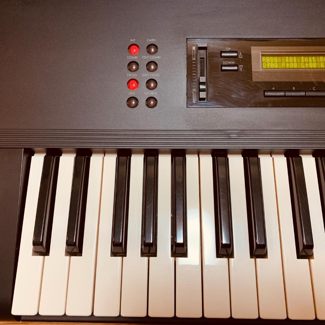シンセサイザー KORG M1 ハードケース付き カード付き 美品