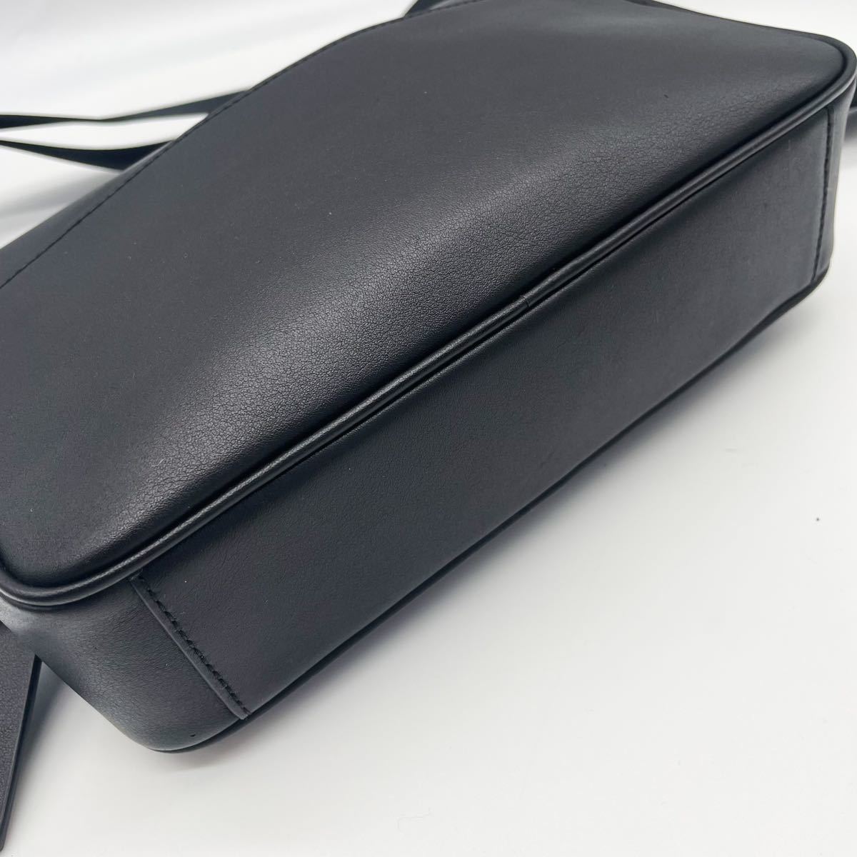 COACH コーチ チャーム付き グラハム ボディバッグ ブラック レザー 黒 COACH コーチ チャーム付き グラハム ボディバッグ ブラック レザー 黒