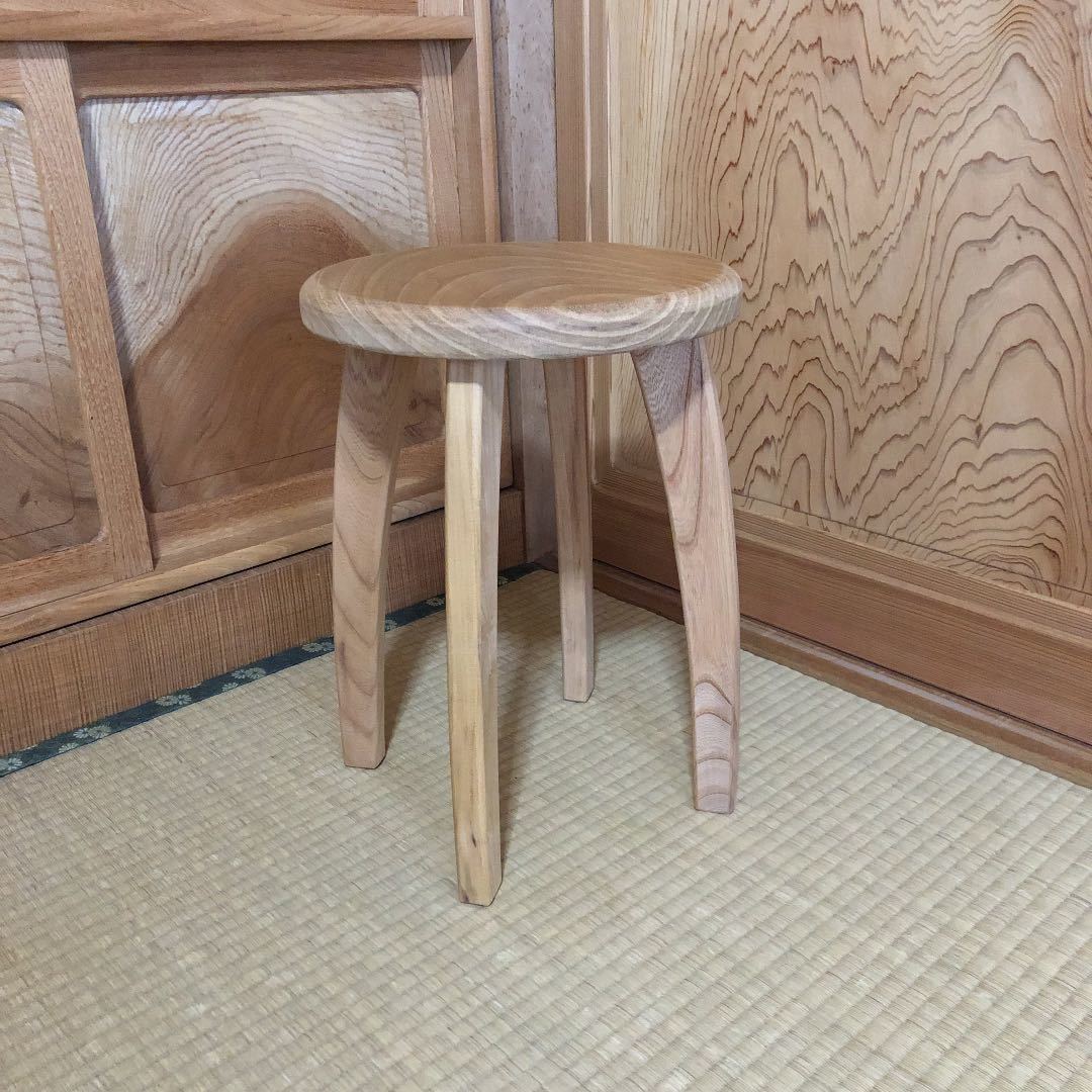 10建具屋一筋55年のおじいちゃんが作っ木製三本脚スツール、イス、テーブル 255 建具屋一筋55年のおじいちゃんの手作りスツール、イス☆けやき、丸