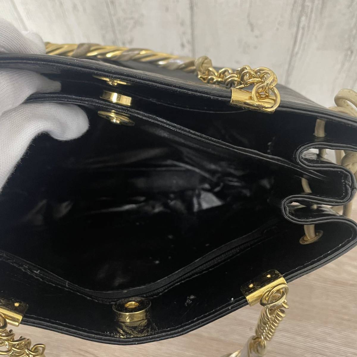 キタムラ kitamura エナメル パテントレザー ゴールドチェーン 