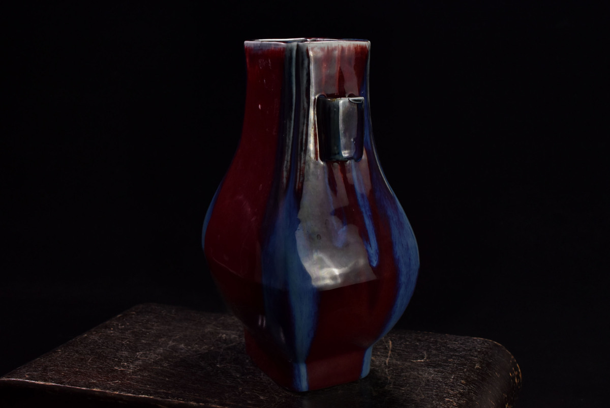 清代 窯変紅釉双龍耳壷（1616–1911 CE） 入蘆花（ロカニイル）