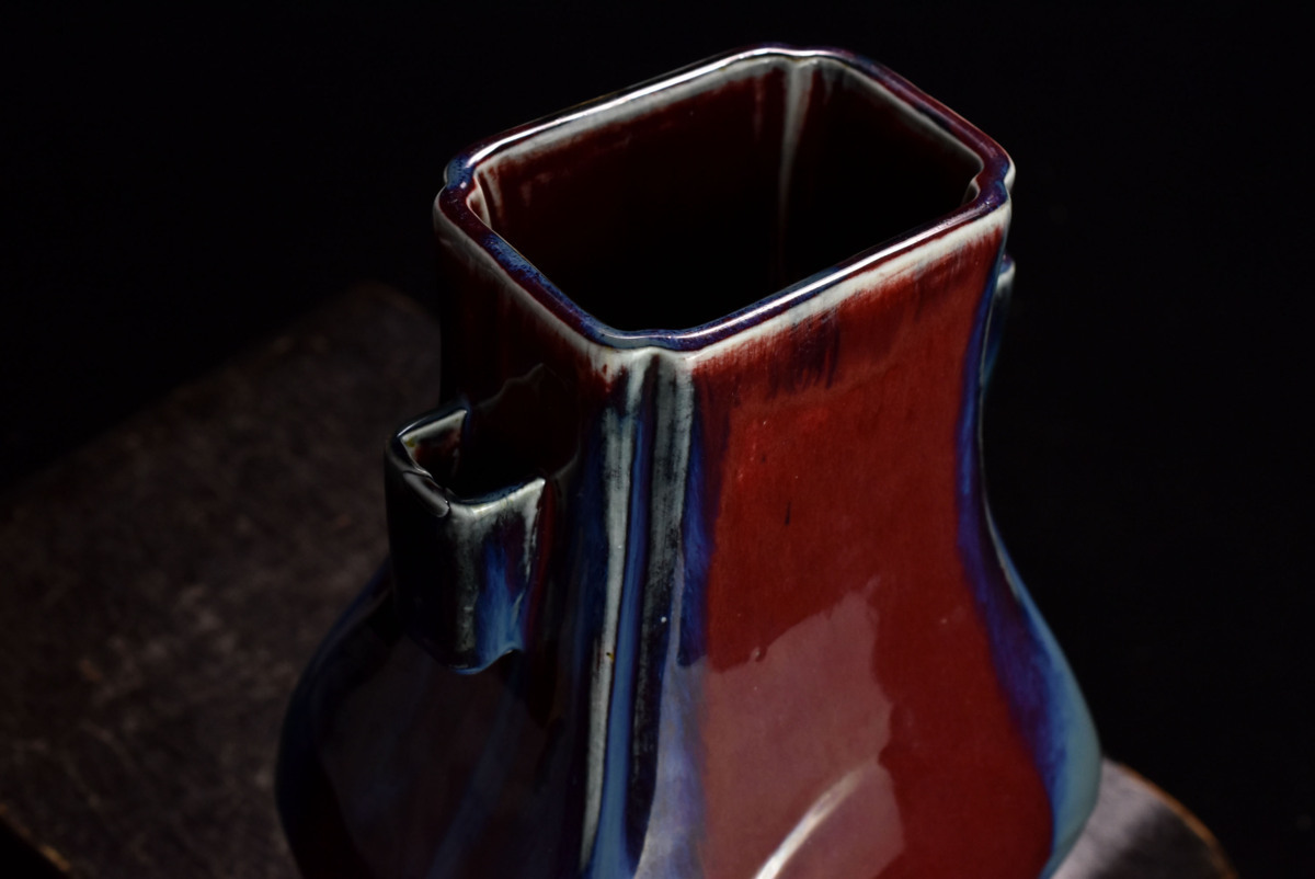清代 窯変紅釉双龍耳壷（1616–1911 CE） 入蘆花（ロカニイル）