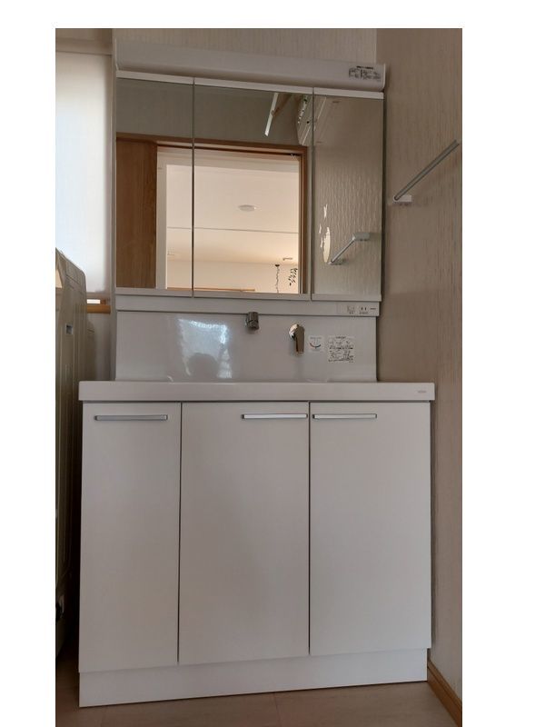 展示品 Toto 洗面化粧台 Stシリーズ W900mm ラバトリードレッサー 三面鏡 シャワー水栓 洗面化粧台 鏡つき 売買されたオークション情報 Yahooの商品情報をアーカイブ公開 オークファン Aucfan Com