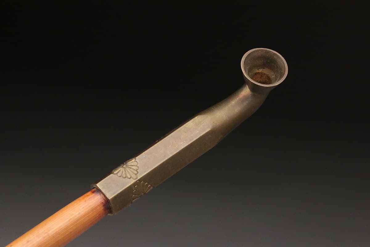 純銅製　煙管　時代物　アンティーク HV055 時代物 銅製 菊菱紋 長煙管 全長41cm 重50g・花魁煙管・竹羅宇銅