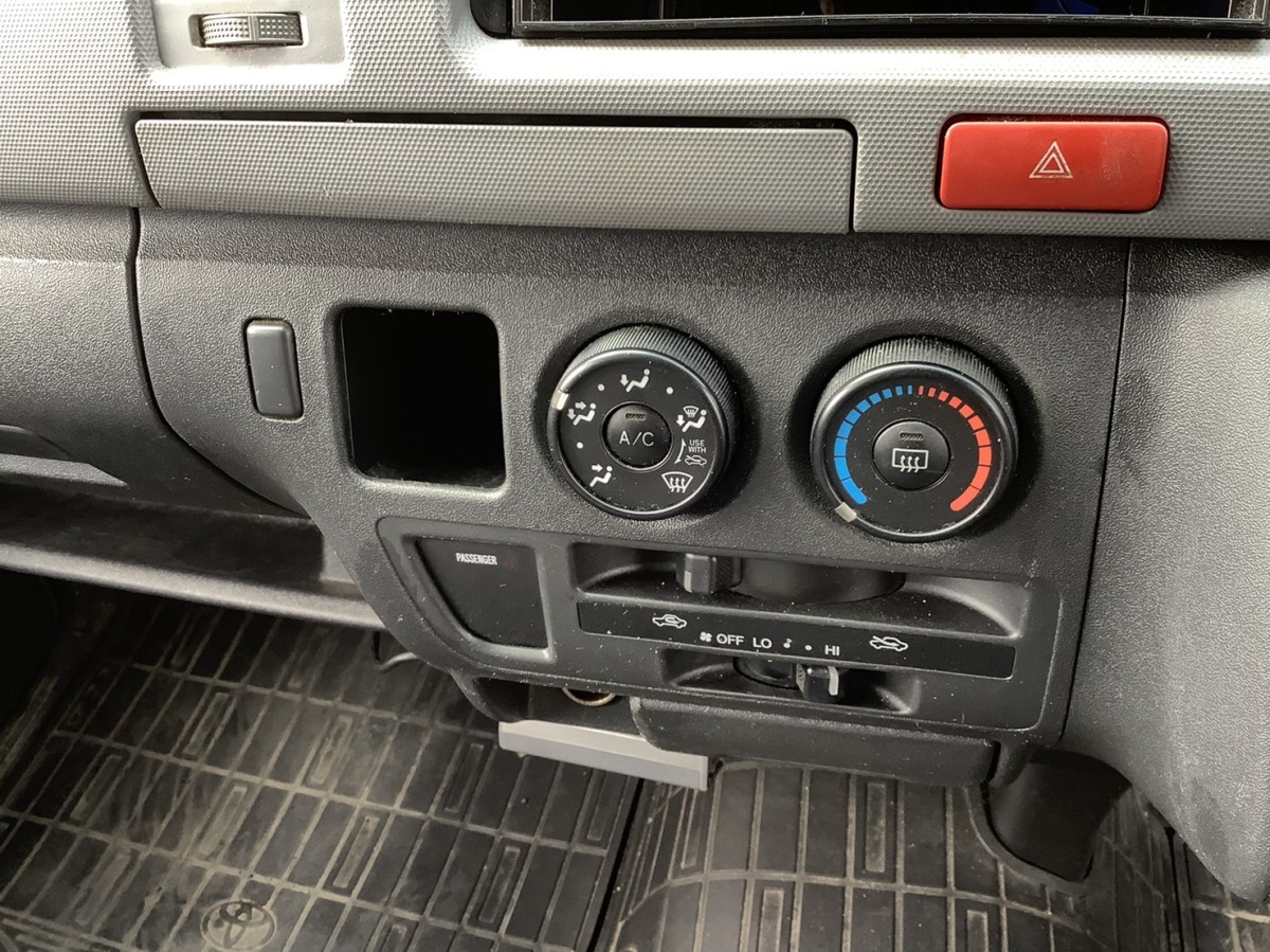 車 ハイエース/ハイエースワゴン 7型 純正エアコンパネル ダークプライム色