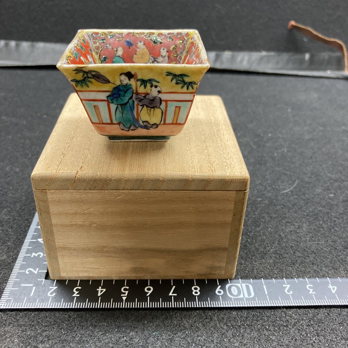九谷焼 古い人物絵図 桝型酒盃 合わせ箱付き 一箇所直し有り