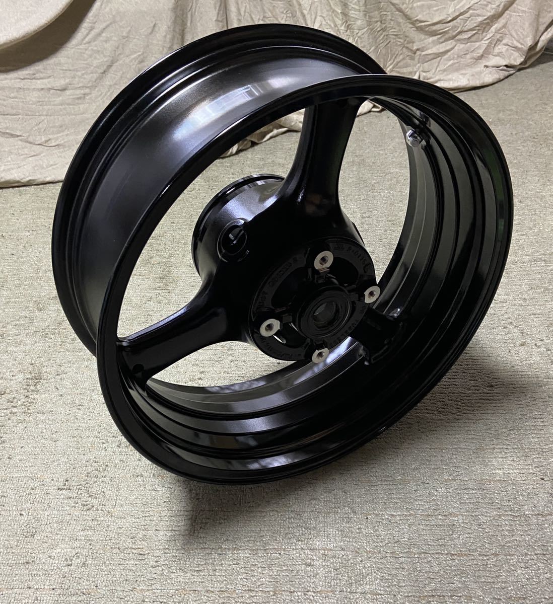 カワサキ ZX-10R 2016年〜2021年 リヤホイール 41073-0758-18F 新品 ZX