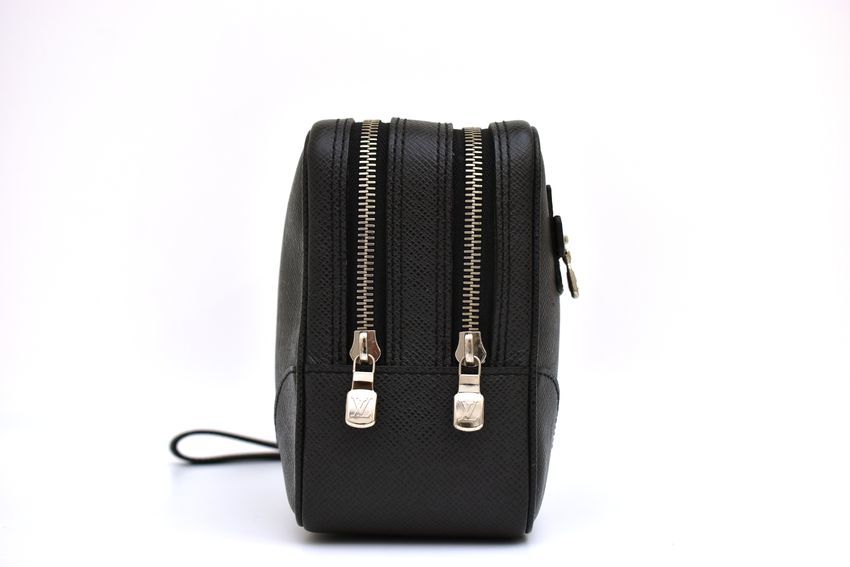 LOUIS VUITTON ルイ ヴィトン タイガ パヴェル セカンドバッグ　黒 LOUIS VUITTON ルイ ヴィトン タイガ パヴェル 黒