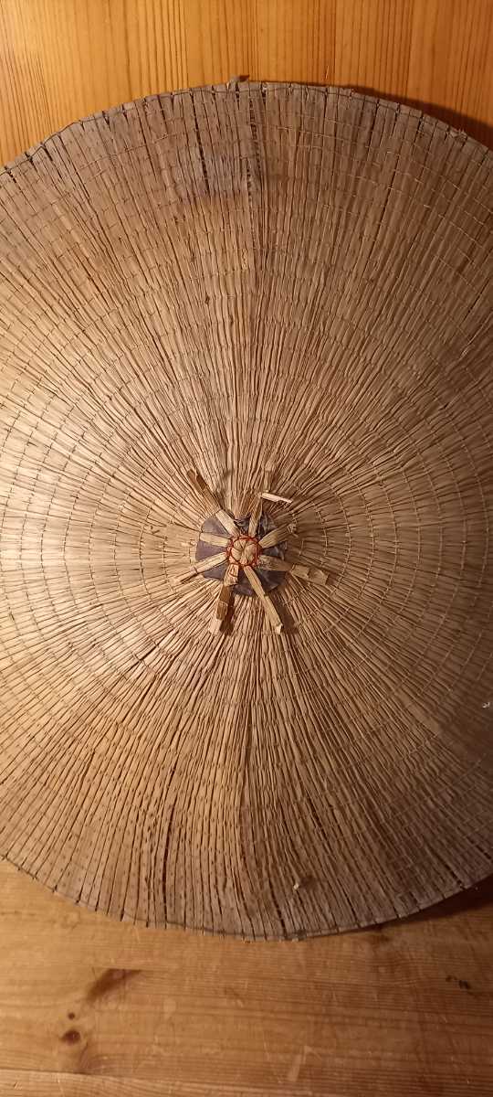 昭和レトロな藁菅製品 古い藁編みの笠と比較的新しい菅笠 みのかさ すげがさ 実用可だがコレクションに 古民具農具小道具 朝来佐嚢 その他 売買されたオークション情報 Yahooの商品情報をアーカイブ公開 オークファン Aucfan Com