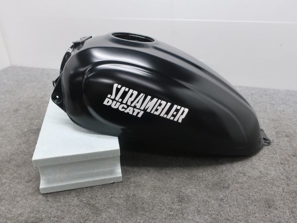 スクランブラー SIXTY2 純正 タンク ブラック 美品 ドゥカティ スクランブラー SIXTY2 純正 タンク ◇返品可 ○160サイズ