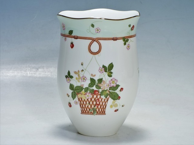 K Wedgwood ウェッジウッド Wild Strawberry ワイルドストロベリー フラワーベース 高さ18cm 花瓶 花器 花入 ウェッジウッド 売買されたオークション情報 Yahooの商品情報をアーカイブ公開 オークファン Aucfan Com