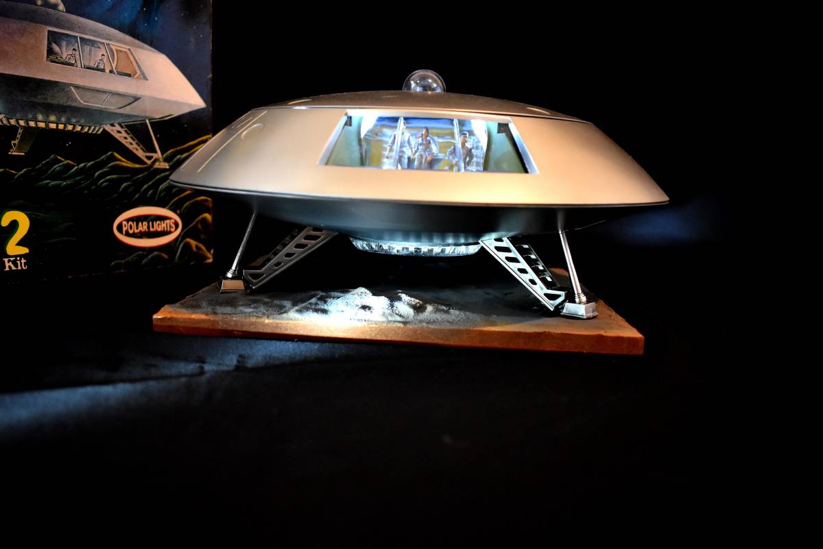 ☆ロストインスペース 円盤 ジュピター2 塗装電飾完成品 ジオラマ木台 