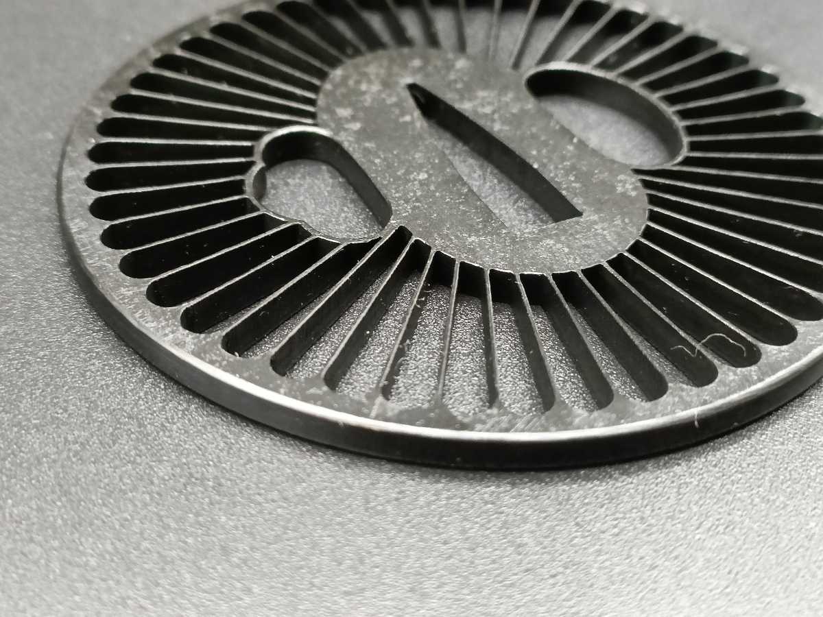 日本刀装具 刀鍔 鉄地 車輪図 透かし 箱付き 重さ約57G