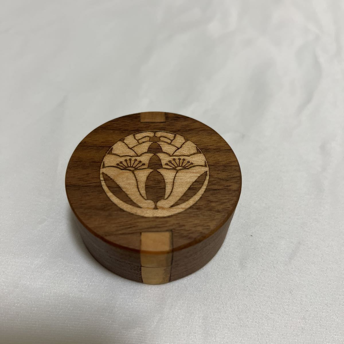 美品【香合】浄土宗 宗紋 携帯式 威儀具 仏具 法具 寺院 袈裟 僧侶 仏教美術 法衣 袈裟 沈香 白檀 伽羅 茶道具