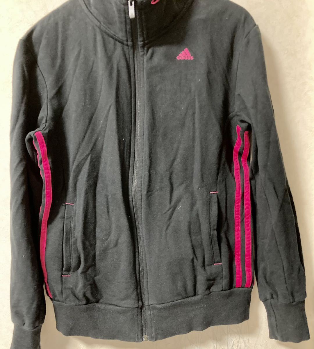 K Adidas アディダス レディース トップス ジャージ 黒色 ピンク色 Lサイズ ピンクライン 三本線 レディース 綿 ポリエステル アディダス 売買されたオークション情報 Yahooの商品情報をアーカイブ公開 オークファン Aucfan Com