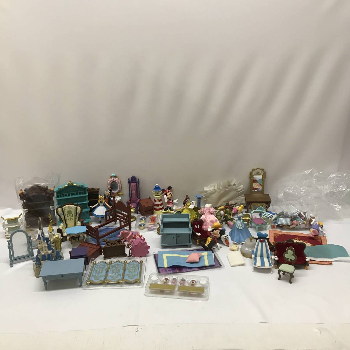 No.1285 【グッズ】 ディズニー ミニフィギュア まとめ シンデレラ城 ドナルドダック ピーターパン 他 中古品