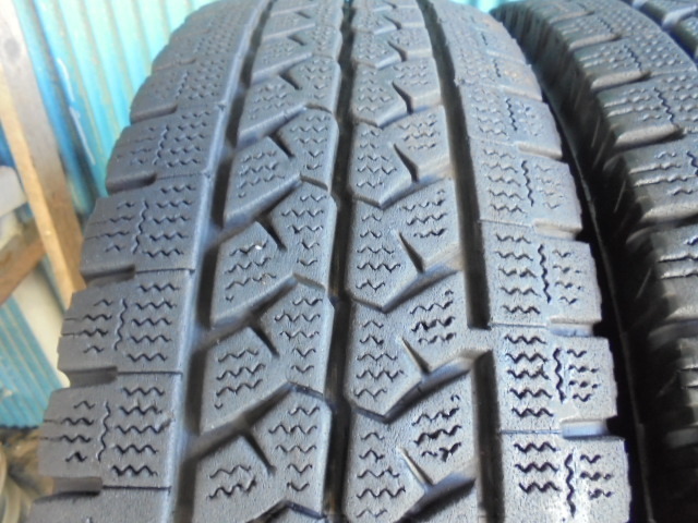 W979 BLIZZAK ブリヂストン 205／85r16 w979の通販 6本セッ ブリヂストン BLIZZAK W979　205/85R16 117/115L LT　6本　7～8分溝2本と7分溝2本と6～7分溝2本　2020年製
