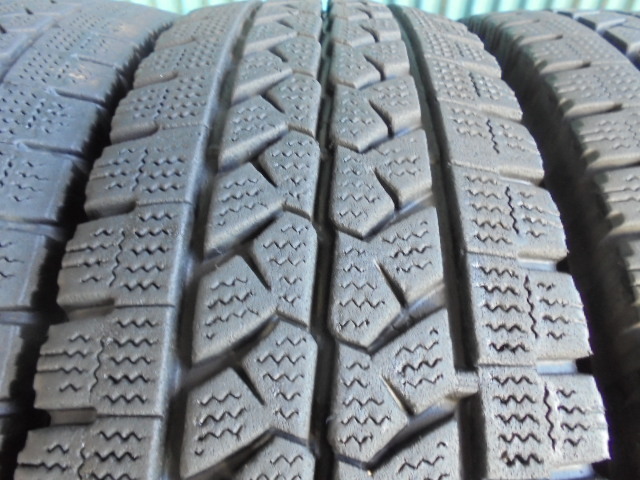 W979 BLIZZAK ブリヂストン 205／85r16 w979の通販 6本セッ ブリヂストン BLIZZAK W979　205/85R16 117/115L LT　6本　7～8分溝2本と7分溝2本と6～7分溝2本　2020年製
