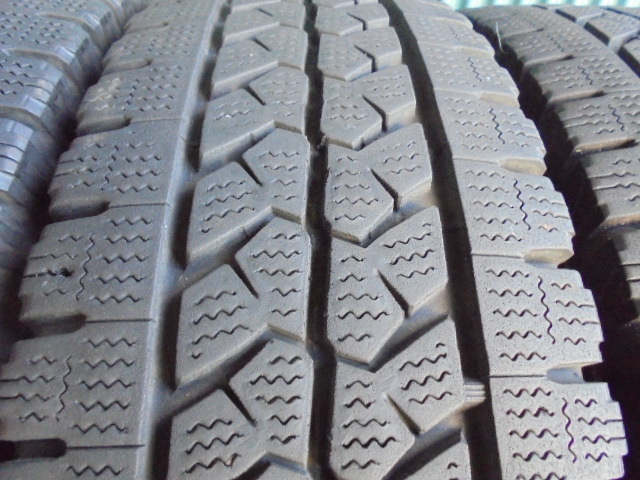 W979 BLIZZAK ブリヂストン 205／85r16 w979の通販 6本セッ ブリヂストン BLIZZAK W979　205/85R16 117/115L LT　6本　7～8分溝2本と7分溝2本と6～7分溝2本　2020年製