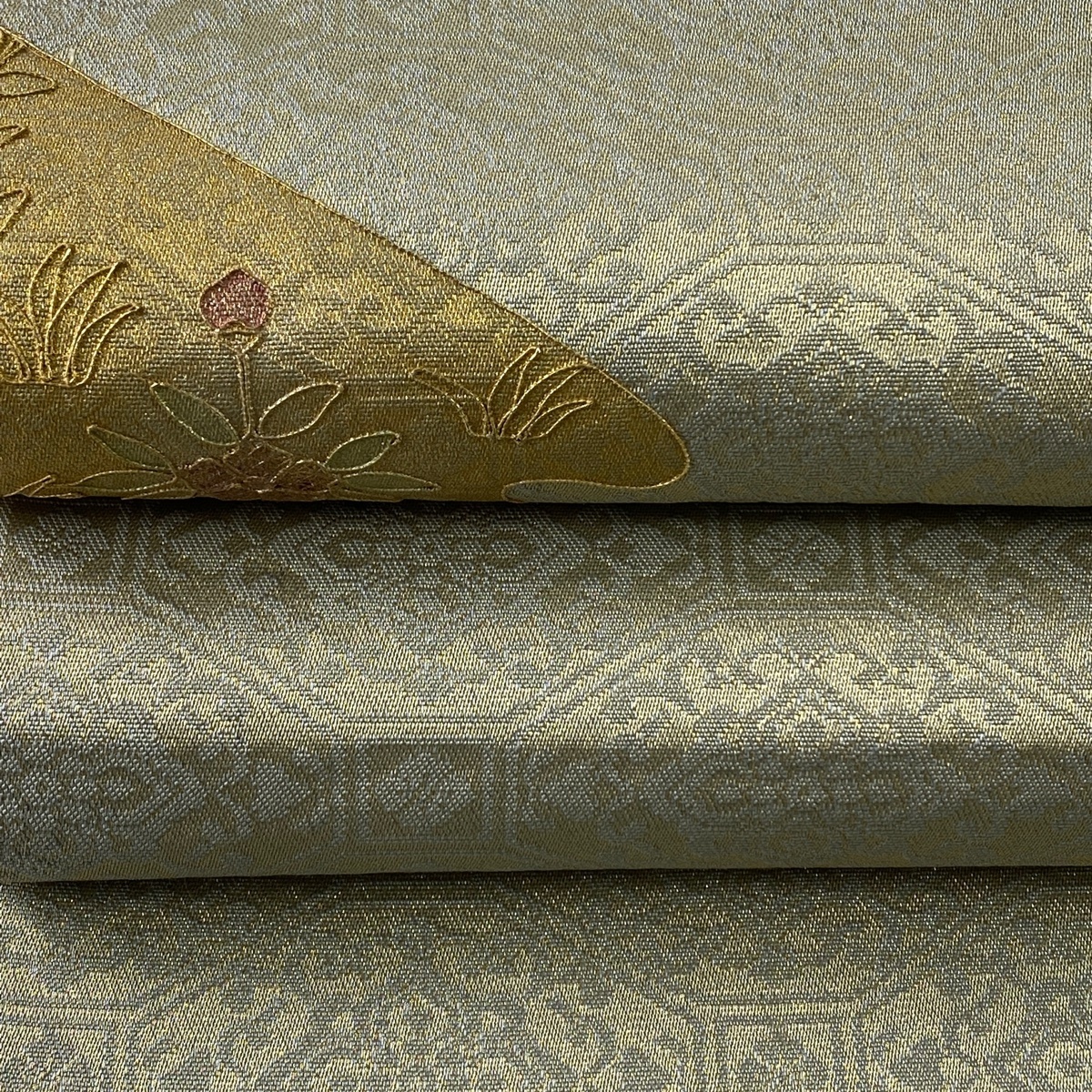 袋帯 秀品 華文 草花 金銀彩 金糸 金色 お太鼓柄 正絹 中古 袋帯 秀品 華文 草花 金銀彩 金糸 金色 お太鼓柄 正絹 中古