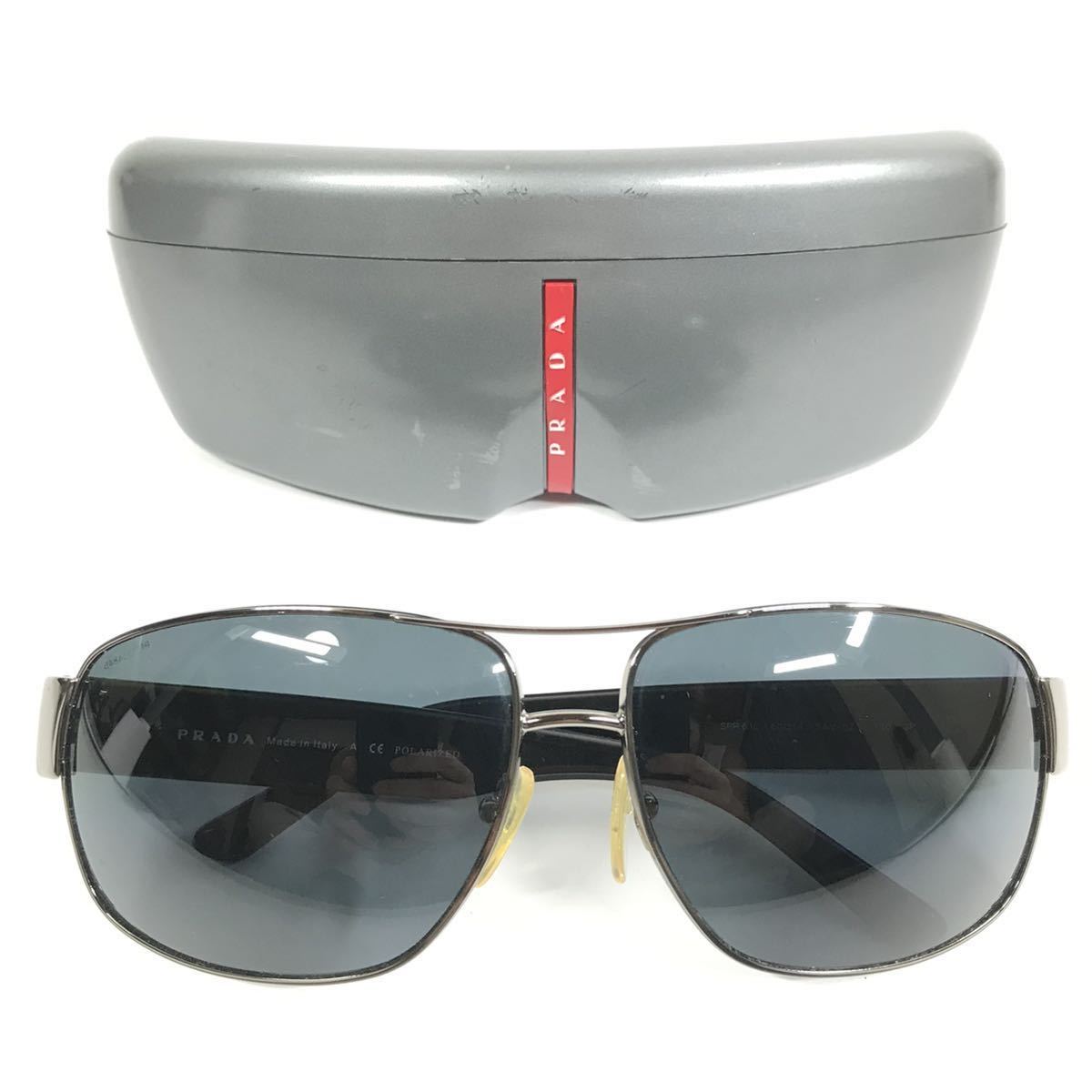 【プラダ】本物 PRADA サングラス ロゴ金具 SPR61L グレー色系×シルバー色系×黒色系 メンズ レディース イタリア製 ケース付き 送料520円