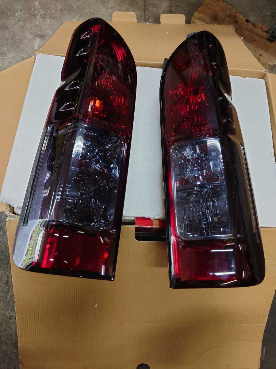 ハイエーステール 純正 スモークテールランプ ハイエース 純正