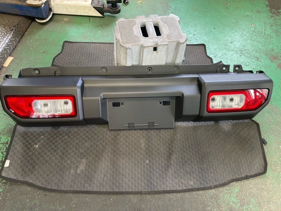 【新車外し】スズキ ジムニー JB64W 純正 リアバンパー 新車外し/JB64Wジムニー純正リアバンパー⑧/テールランプ付 ジムニー
