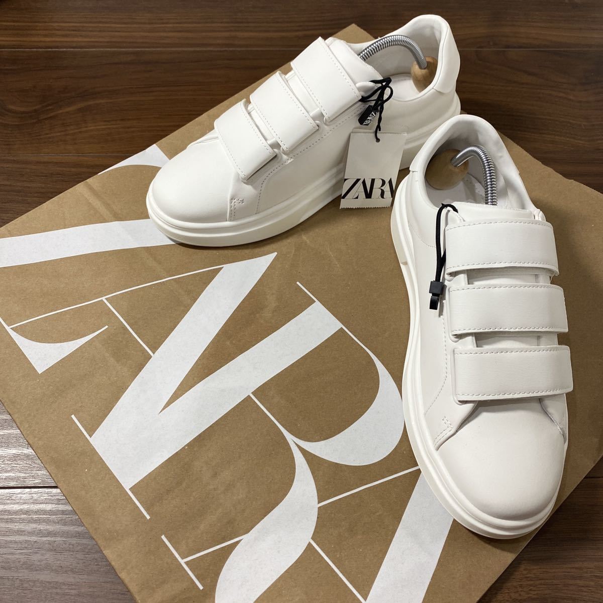  ZARA ベルクロスニーカー 27.0cm 42 ALL WHITE メンズ ザラ スニーカー シューズ ローカット 紐なし 厚底(27.0cm)｜売買されたオークション情報、yahooの商品情報をアーカイブ公開 - オークファン 27.0cm