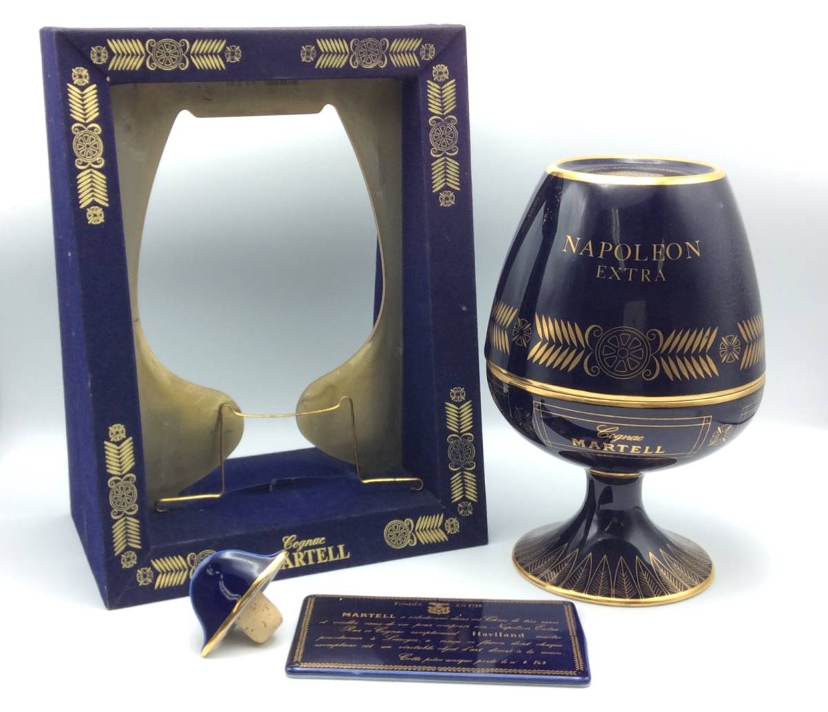 EE29◆ 訳アリ/未開栓 MARTELL マーテル ナポレオン エクストラ リモージュ 陶器ボトル ブランデー 700ml 40% 約1732g プレート/替栓付◆
