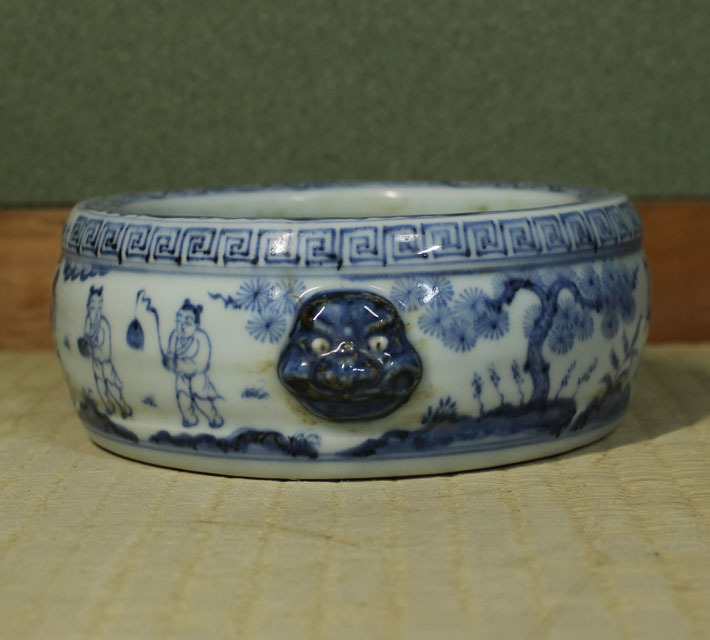 秘蔵品 景徳鎮（けいとくちん）とは 官窯景徳鎮窯染付人物図瓶・明時代