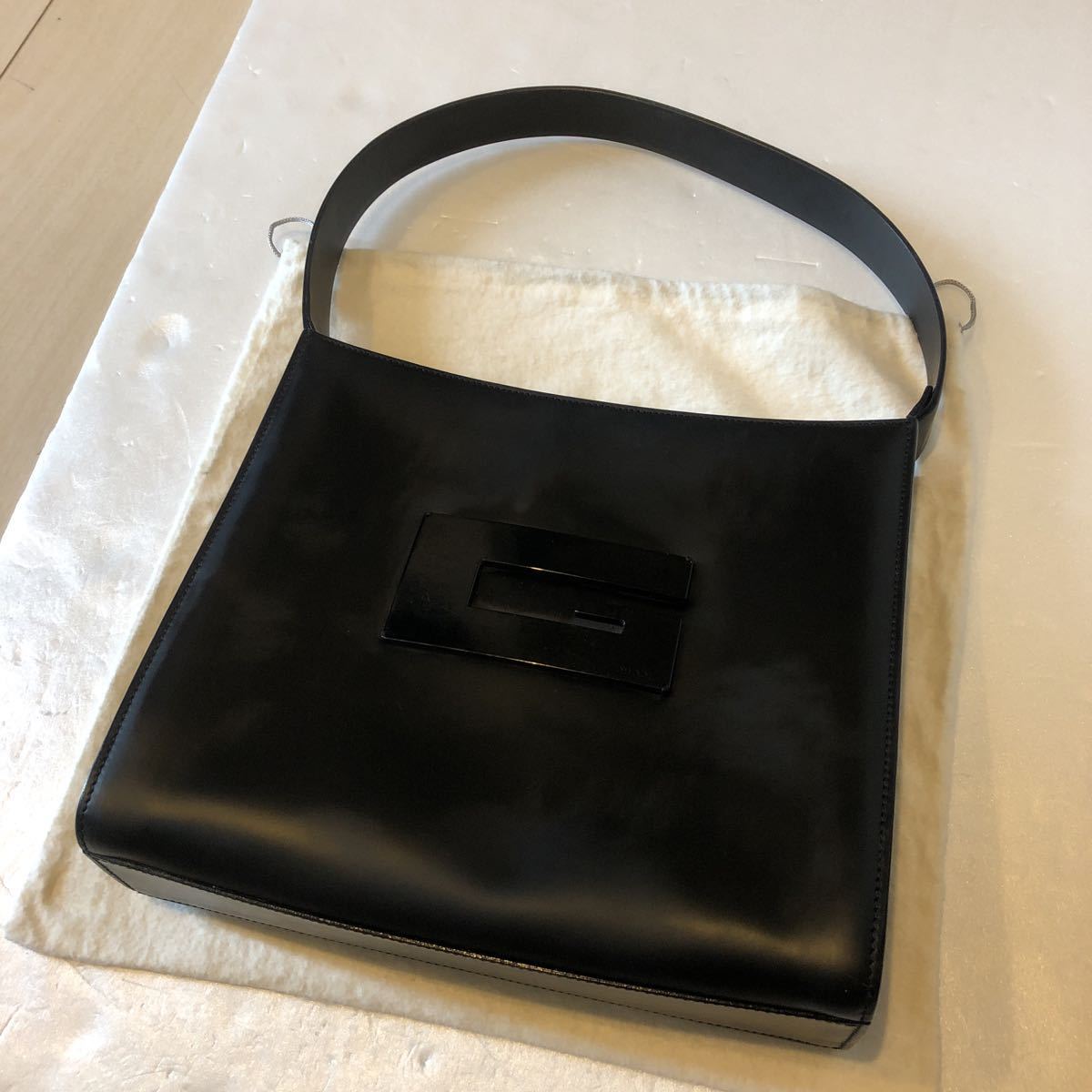  イタリア製 GUCCI グッチ ハンドバッグ ブラック レザー 保存袋 0013065(かばん、バッグ)｜売買されたオークション情報、yahooの商品情報をアーカイブ公開 - オークファン かばん、バッグ
