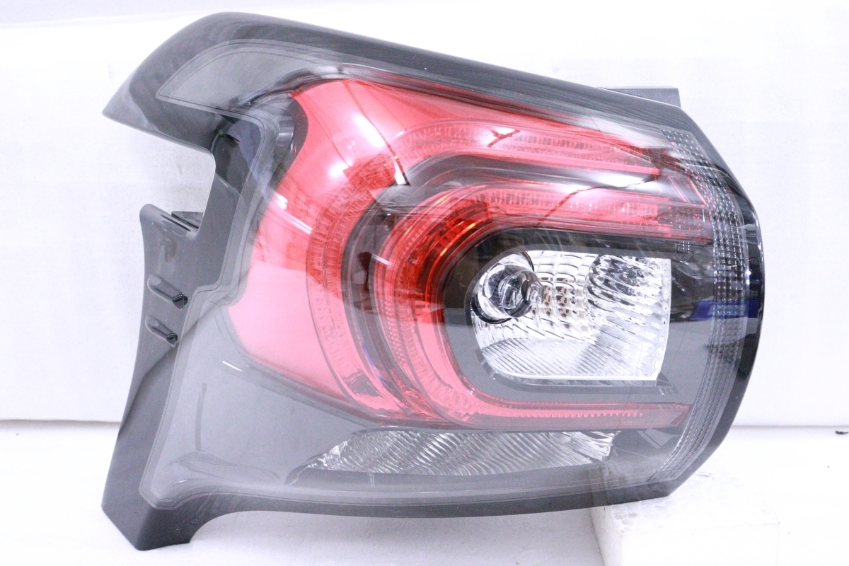 トヨタ シエンタ NSP170Gテールランプ 右 KOITO 52 - 321 シエンタ