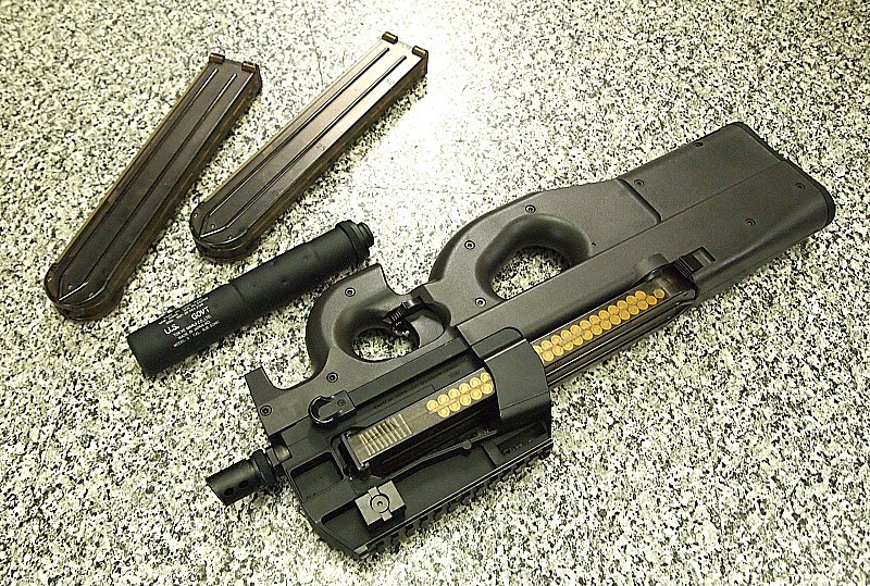 東京マルイ STD電動ガン FN P90 TR 予備に300連多弾マガジン2個付き 