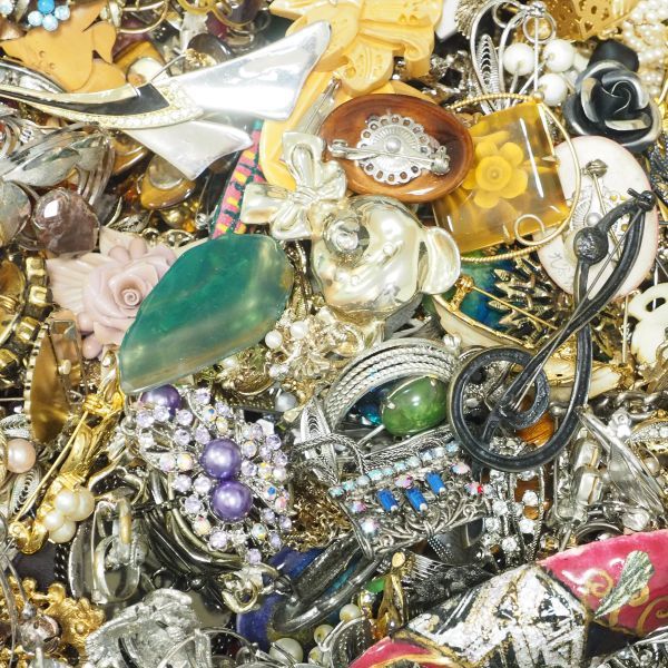 2.9kイミテーション　アクセサリー　まとめ　銀色　金色　真珠シルバーゴールド bt0901 大量セット 6kg ブローチ まとめ 真珠 ゴールド シルバー