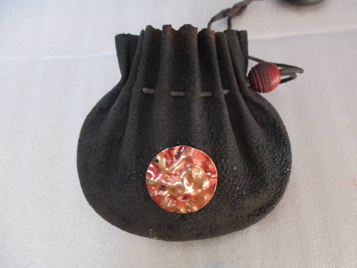 煙草入れ-本革製【巾着形, 木製≪饅頭根付≫≪鏡蓋付≫, 紐通し≪金彩 