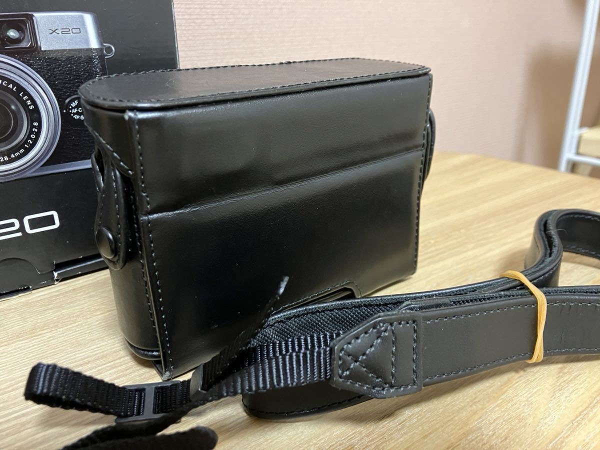 中古美品 FUJIFILM 富士フイルム X20 シルバー 純正レザーケース付き 